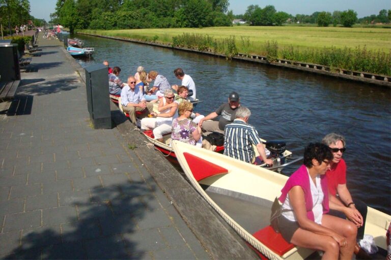 Fluisterboot varen inclusief uitgebreide picknick in Giethoorn